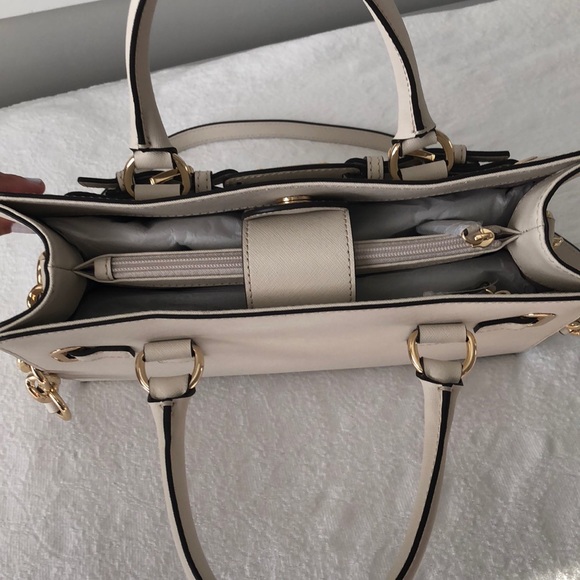 Michael kors purse - Picture 4 of 8